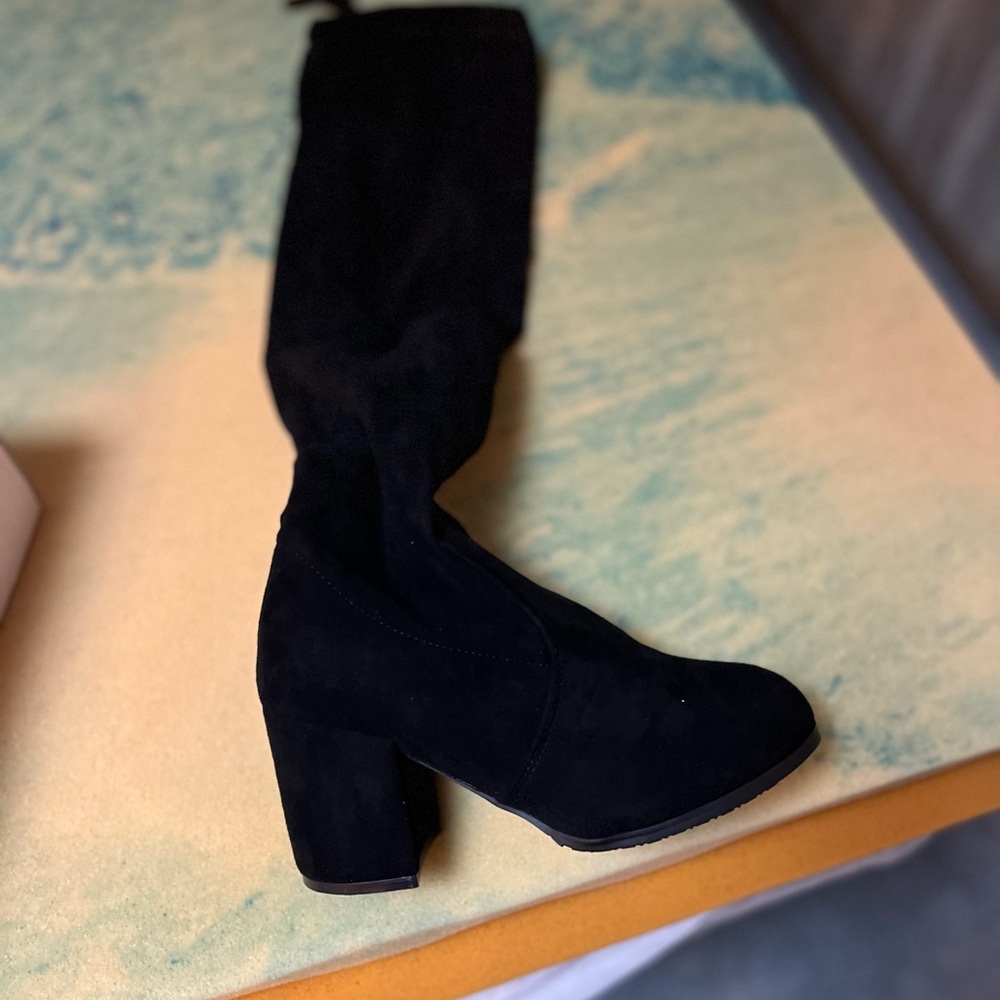 Elegant Black Knee-High Boots